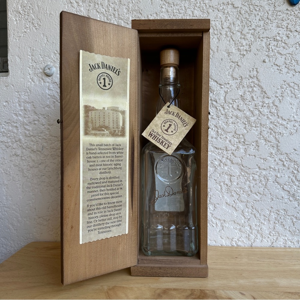 Jack Daniels 1994 Barrel House 1 Batch
B-002 Bottle With Wood Box w/ Hang
Tag - Picture 1 of 6